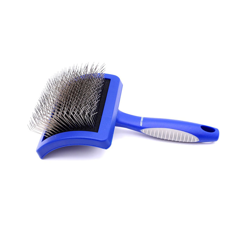 Why do professional groomers prefer the Pet Slicker Giant Pin over curved slicker brushes